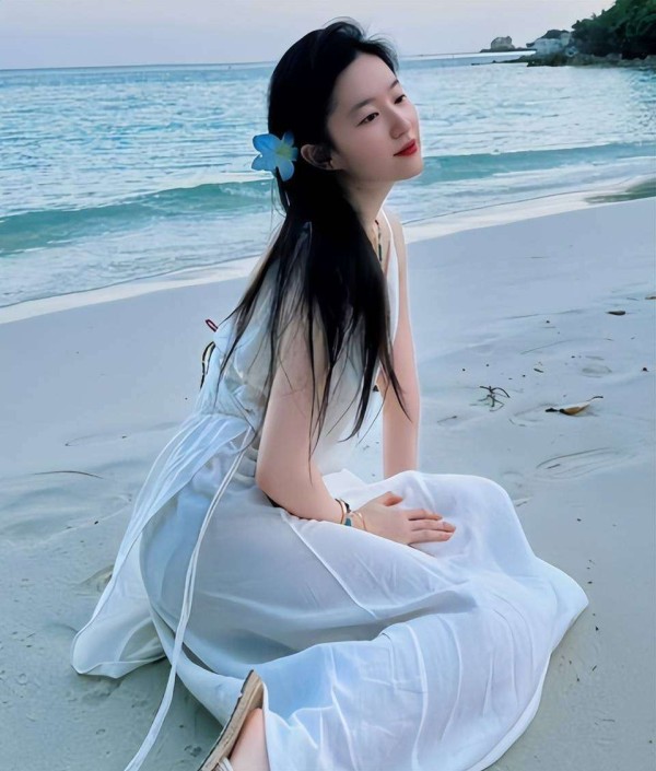 神仙姐姐也有黑历史？刘亦菲早年海边旧照，小粗腿婴儿肥引争议