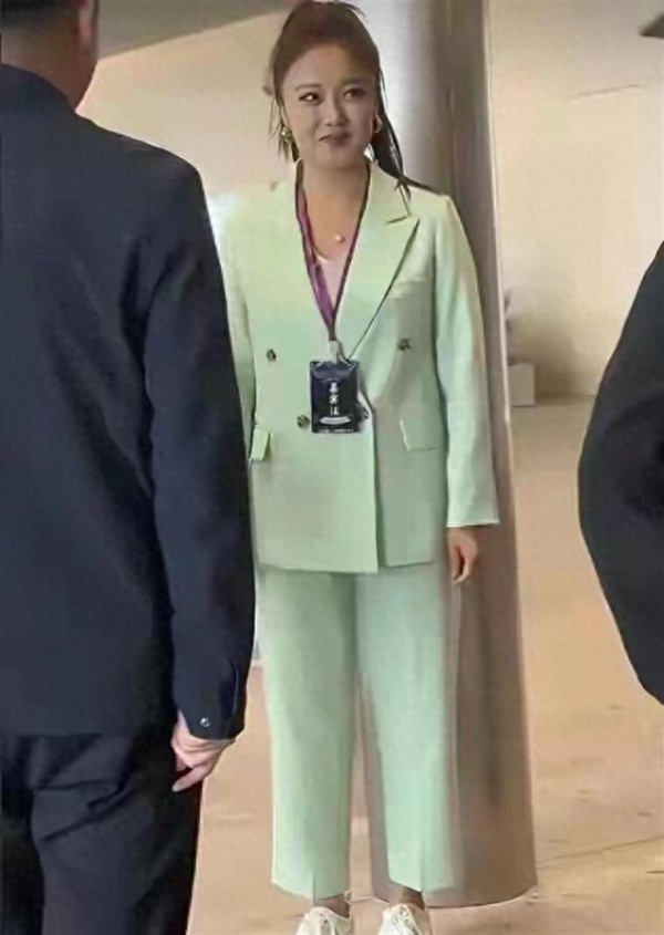 玖月奇迹离婚7年,王小玮近况曝光,43岁无婚无育,身体发福显老