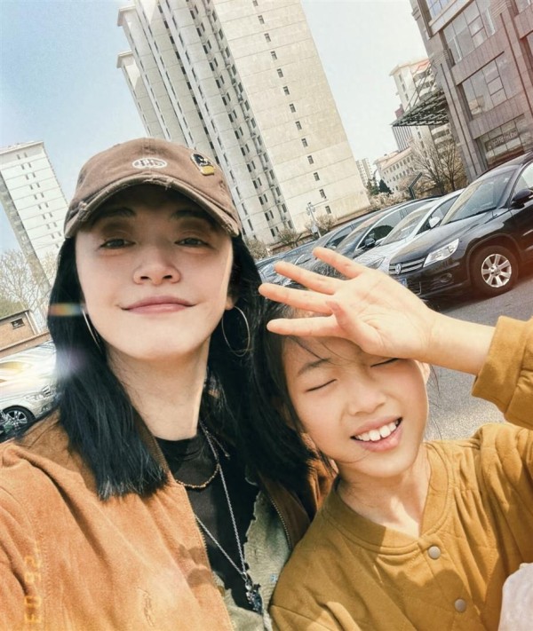 姚晨离婚后首晒母女合影，9岁女儿身高直冲160，像妈妈一样大长腿