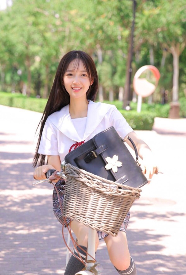 凭借绯闻被大家认识，参加选秀让人刮目相看，她又收割了路人缘