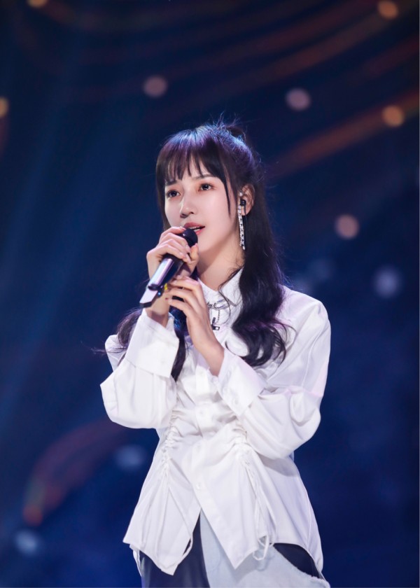 凭借绯闻被大家认识，参加选秀让人刮目相看，她又收割了路人缘