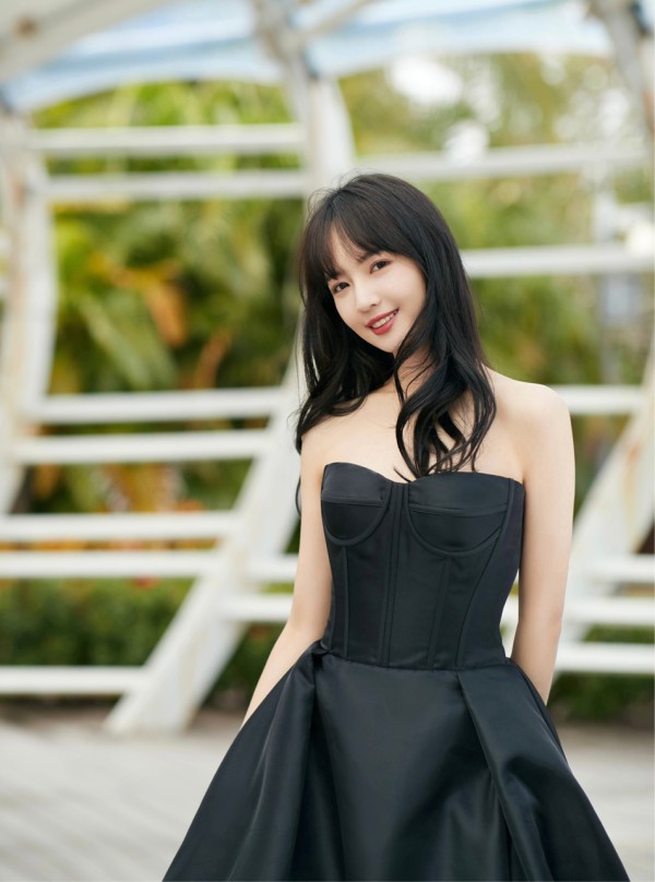 凭借绯闻被大家认识，参加选秀让人刮目相看，她又收割了路人缘