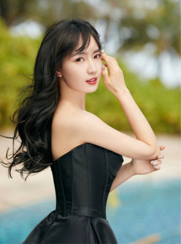 凭借绯闻被大家认识，参加选秀让人刮目相看，她又收割了路人缘