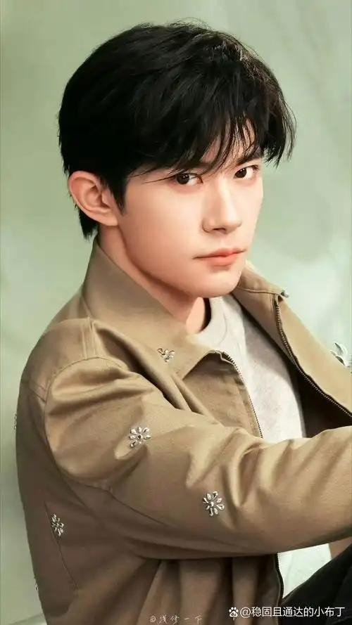 谁让易烊千玺绯闻 “从未断”？顶流演员年少成名，风花雪月传言伴随成长：“养成系顶流情事迷” 热议破 5 亿为何？