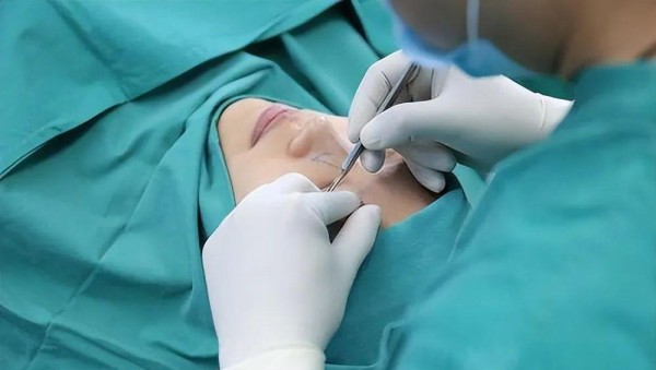 从戚薇到素人：整容为何成了“日常”