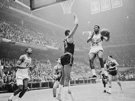 K.C.琼斯(图中上篮者)是上世纪60年代凯尔特人王朝的中流砥柱之一