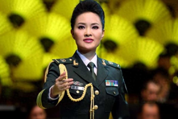 诗意香瓜子：【引人入胜】
娱乐圈的明星们，常常以春晚为舞台展示自己的实力和魅力。然而，今天我们要揭露的是一个备受瞩目的歌唱家，她登上春晚的次数竟达到了惊人的13次！这位歌唱家是如何在娱乐圈中脱颖而出的？她背后的故事又是怎样的？让我们一起来探寻这个令人心动的谜题！
【爆点揭露】
你有没有听说过雷佳？她不仅是一位备受赞誉的歌唱家，还是一名博士，屡登春晚舞台，成为众人瞩目的焦点。然而，她的成功之路并不平...