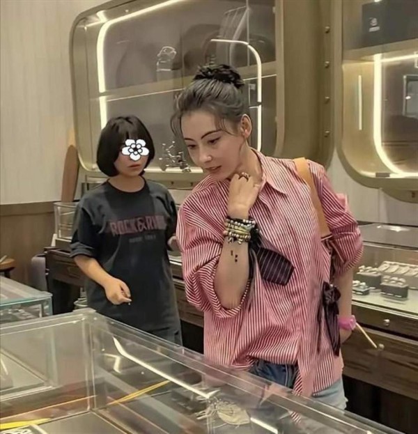 张柏芝现身机场接儿子回家，母子见面拥抱好温暖！谢振轩又长高了