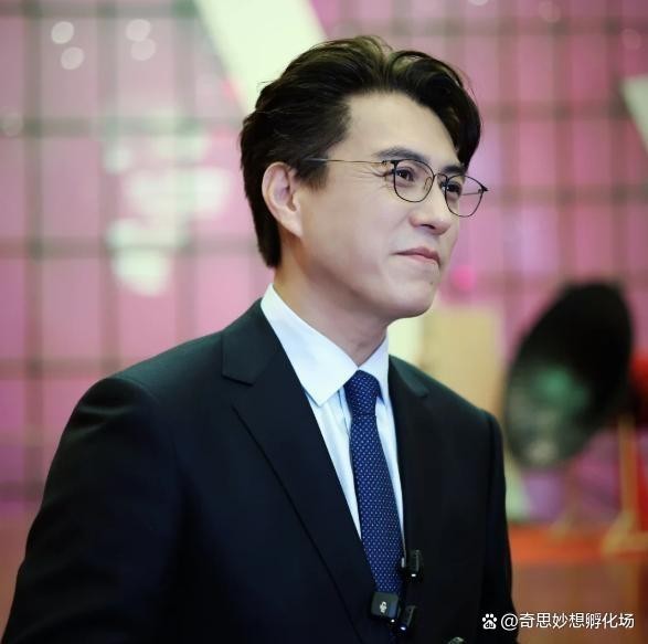 演员靳东冯远征，戏外身份惊呆众人，从政坛到剧院，他们用行动打破偏见