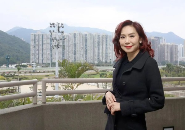 她是「励志女王」,人美歌甜曾红遍全国,如今转型成商界女强人