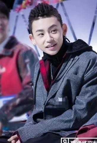 《偶像练习生》的小鬼疑似公布恋情，粉丝直言：不猜测、不传谣！