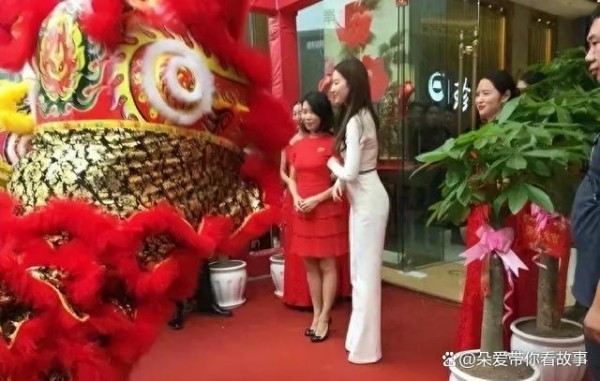 刘亦菲现身小县城商场，流量顶流为何主动下沉走入草根生活