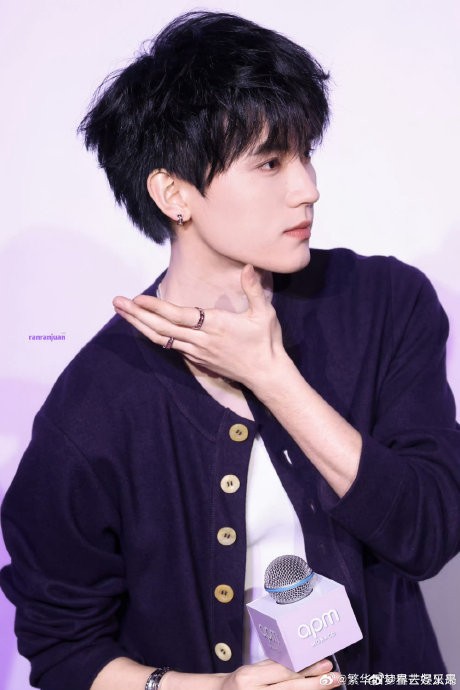 周翊然在上海的哪场品牌活动中帮粉丝向勒克莱尔要到了签名？