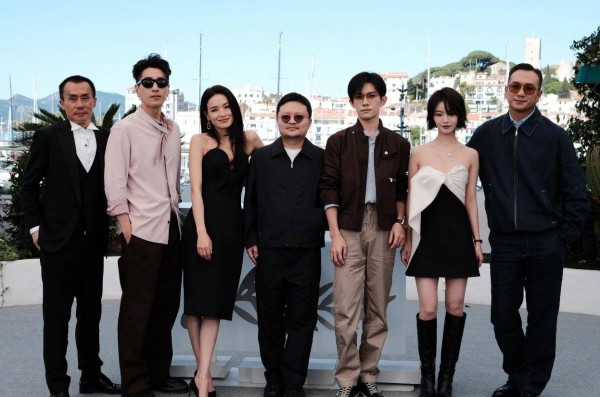 易烊千玺与赵又廷黄觉聚餐！喝白酒小脸通红，桌上饭菜引热议