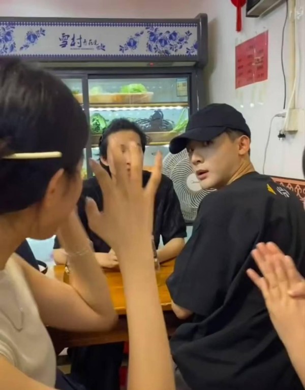 大明星也吃麻辣烫?张晚意深夜小吃店被偶遇这才是他真正的生图