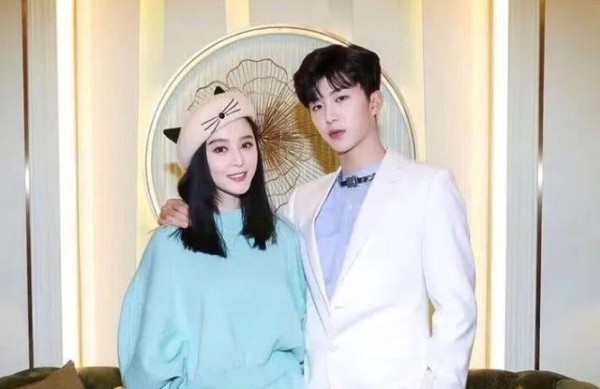 墨家小玉：娱乐圈十大悬念 让你成为内行
从娱乐圈中传出的十大悬念中，你能猜对一个就算厉害！以下是这些谜团的简要描述，让我们一起来探索吧！

首先是范冰冰和范丞丞的关系，到底是姐弟还是母子？我们都知道范冰冰比范丞丞年长很多，但他们之间的亲密关系又让人感到困惑。

第二个谜团是关于陈坤儿子优优的生母是谁。众所周知，陈坤很少公开展示自己的家庭生活，而关于他儿子的母亲的身份一直被保密。

接下来是周星驰和...