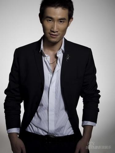 组图:奇道黑白搭配西装经典颜色演绎成熟型男