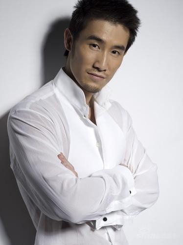 组图:奇道黑白搭配西装经典颜色演绎成熟型男