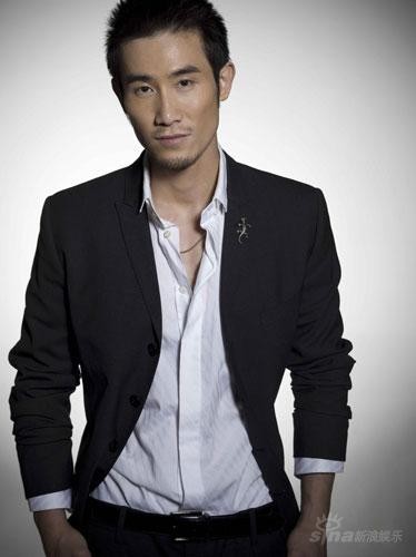 组图:奇道黑白搭配西装经典颜色演绎成熟型男