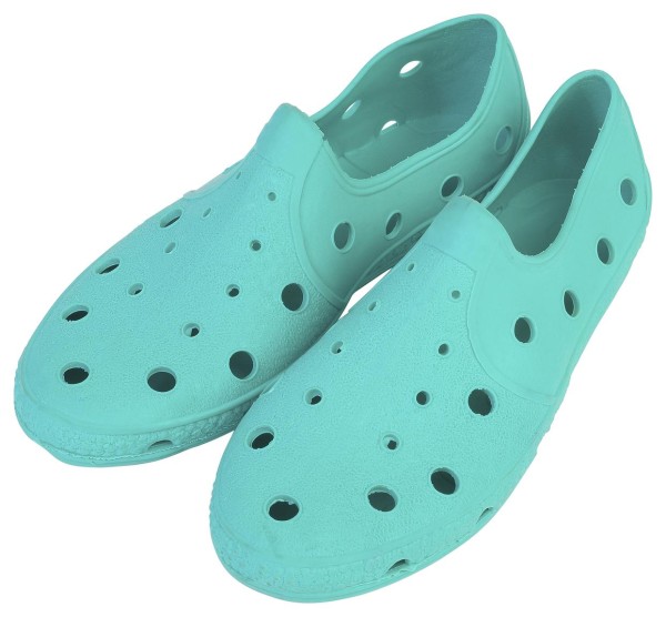 洞洞鞋穿帮背后:粉丝经济下的偶像作品包容悖论与消费心理博弈