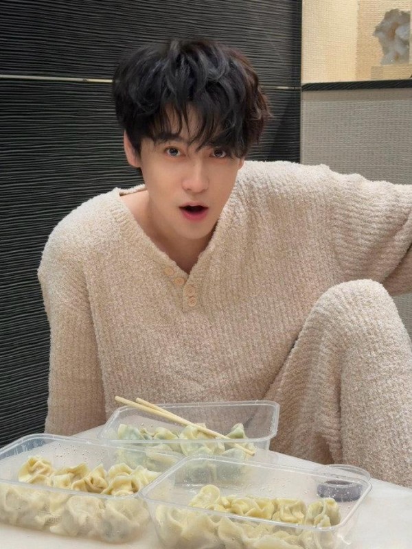 田栩宁忘词引爆舆论战:情感牌VS法律牌,谁主沉浮?