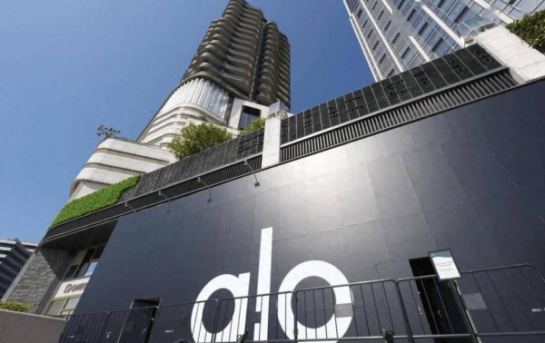 从明星衣柜到街头风尚：Alo 如何用一抹勃艮第红撬动香港市场