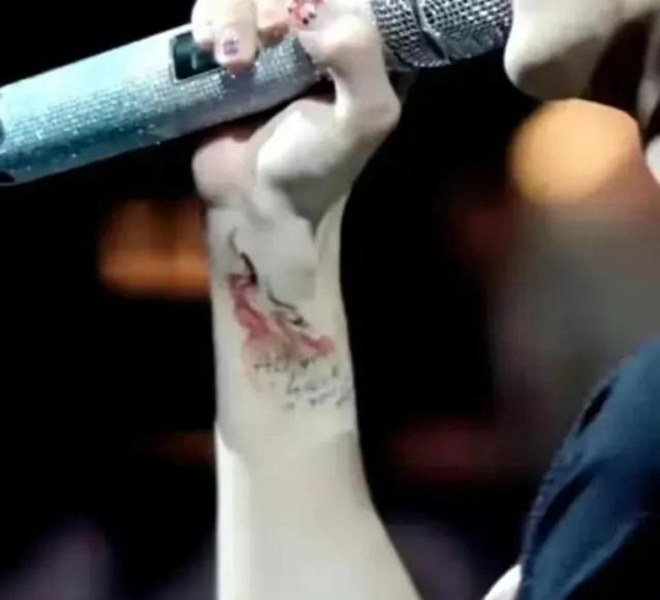 檀健次南京演唱会后,粉丝泪目因新纹身