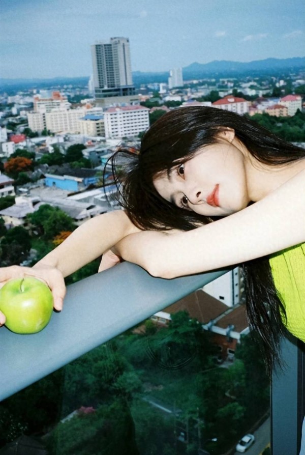 白鹿：绿意盎然的慵懒时光，解锁自然系女神的私密日记