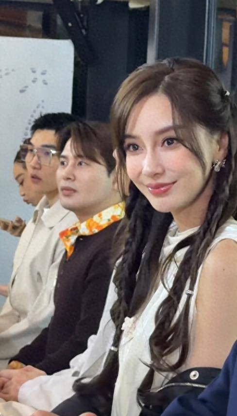 杨颖与网红韩安冉同框，发型、衣服撞衫宛如亲姐妹，网友：掉价