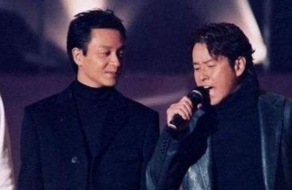 他是张国荣偶像，谭咏麟大哥，70多岁却为“她”的儿子复出奔波