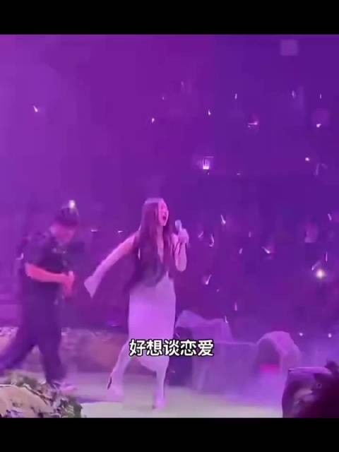 单依纯《好想谈恋爱》舞台引发网友热议，你怎么评？