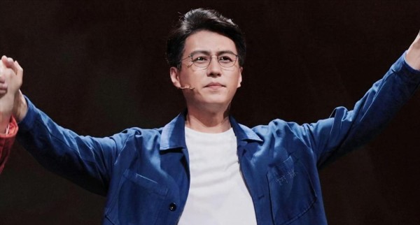 本以为演员才是他的主业，“老干部”靳东的履历含金量，还在增加