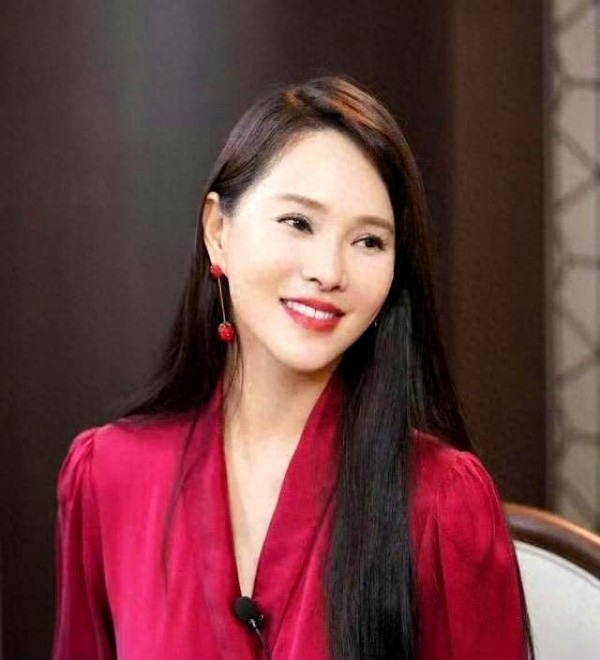 姐生气了，伊能静晒出40年演艺履历，我有那么不红吗？