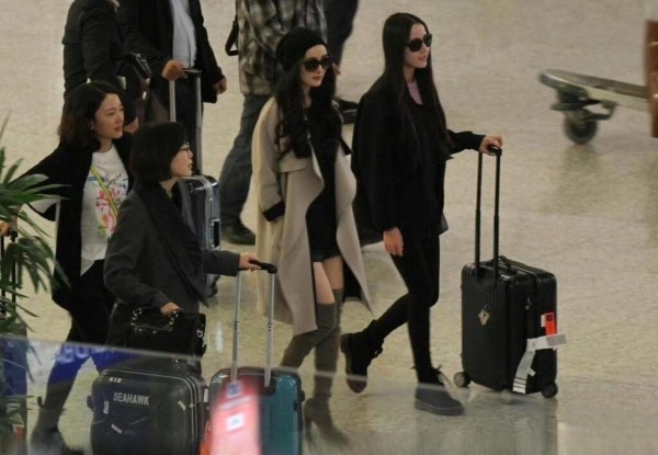 明星私服真是‘随便穿穿’？杨幂、迪丽热巴穿搭背后，藏着你不知道的资本游戏