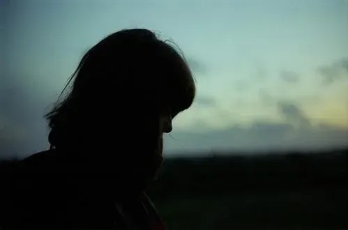 墨染青史：探秘娱乐圈秘事：隐匿于星光背后的故事
 
在娱乐圈这片看似光鲜亮丽的星空中，实则隐藏着无数不为人知的趣事与秘辛，今天就让我们悄然揭开一角，探寻那些从明星暗恋到生活细节的神秘篇章。
 
先来说说一位人气小生的暗恋疑云。在片场，他总是有意无意地关注着同剧组的一位女演员。休息时，目光会不自觉地飘向她所在的方向，眼神里藏着一丝难以名状的情愫。有一次，女演员在拍戏时不小心摔倒，他瞬间紧张得脸色发白...