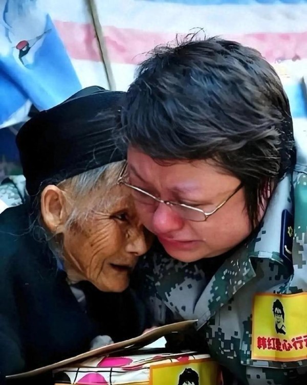 韩红甘肃救援被喊查账！A+账本甩出，12岁孤儿的信戳痛了谁