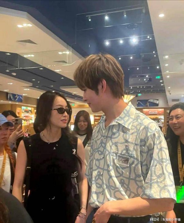 宋茜田嘉瑞环球影城游玩，勇敢面对绯闻，互动亲密后与陈