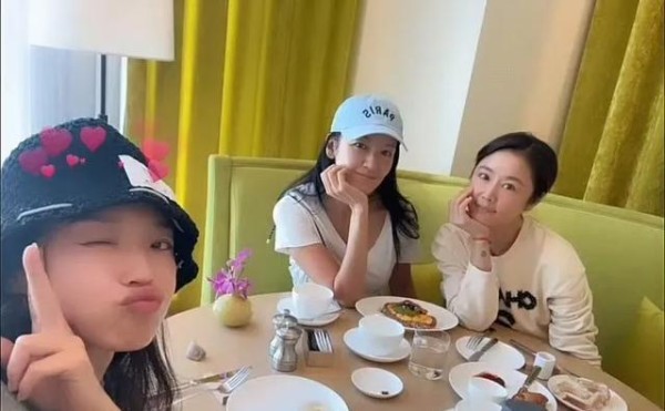 舒淇林心如林熙蕾素颜游日本旅行，闺蜜同游展现真实美丽