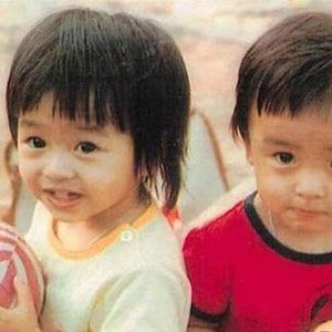 梁咏琪童年揭秘 与双胞胎弟弟幼时合影曝光