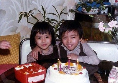 梁咏琪与双胞胎弟弟童年合影曝光。