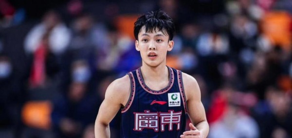 南区全明星合照出炉，徐杰被安排在中锋位成为票王却遭质疑论资排辈，胡明轩张镇麟站边暴露实力和人气差距仍在发酵