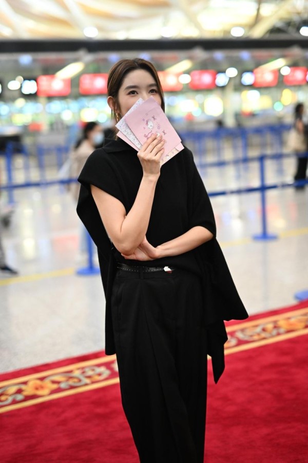 王玉雯时装周摔倒事件:一场教科书级的明星形象管理实战