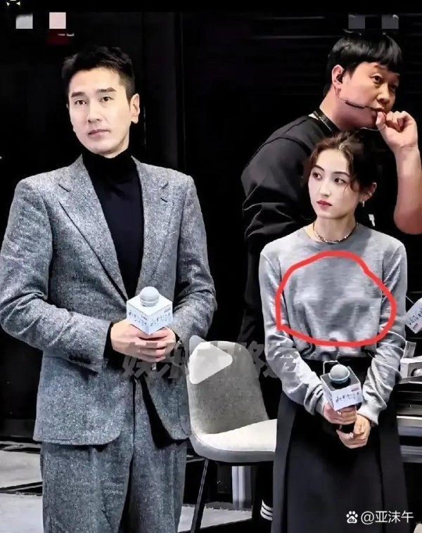 张子枫最近出席一个线下活动,穿了件...@亚沫午的动态