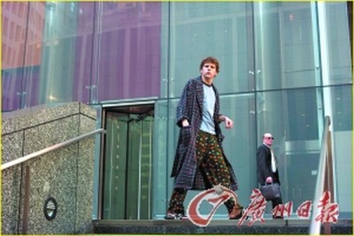 在电影《社交网络》中，男主演杰西-艾森伯格脚穿Facebook创始人马克-扎克伯格经常穿的名牌拖鞋招摇过市