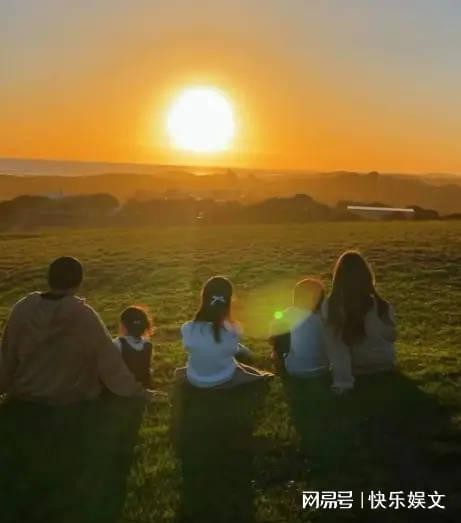 周杰伦一家五口看夕阳画面温馨！娇妻昆凌温暖依偎，钱根本花不完