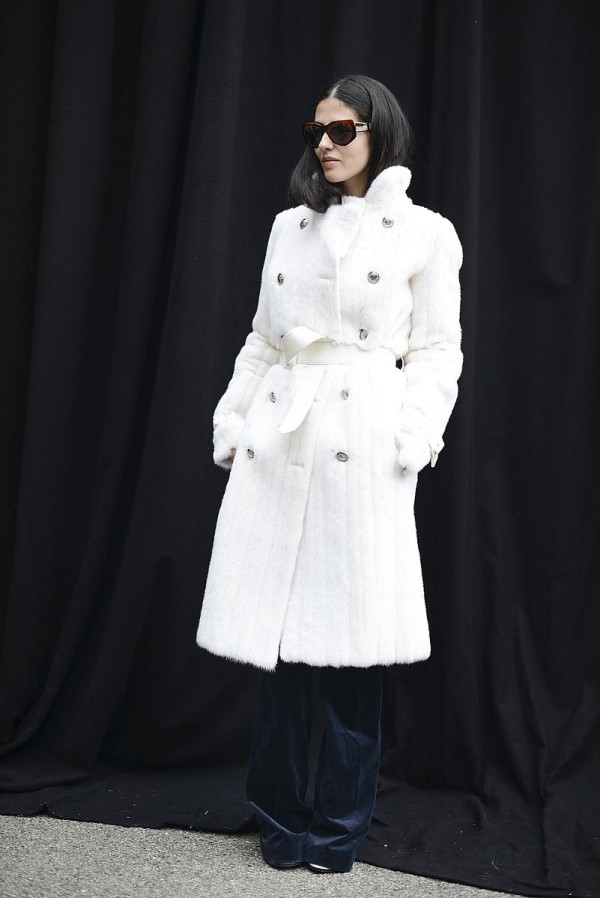 烟灰色大衣内搭颜色全解析：5大绝美搭配公式