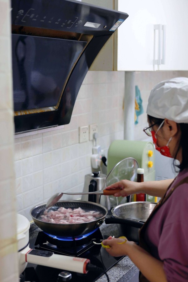 明星私厨揭秘:27岁女生春节上门做饭,10个菜收费1888元遭热议