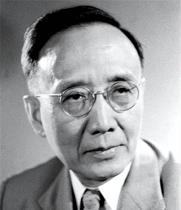 郭沫若用4字骂鲁迅，鲁迅回怼5个字，竟形象地概括了郭沫若的一生