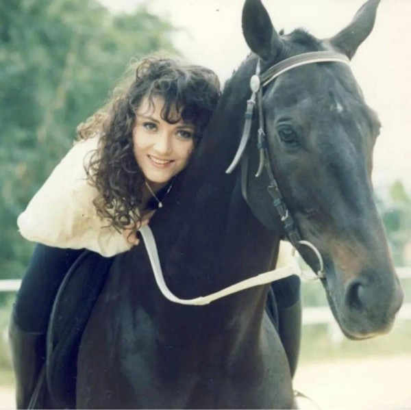 一路走好!香港资深艺人突传离世,前夫是TVB老戏骨,黄霑鼓励入行