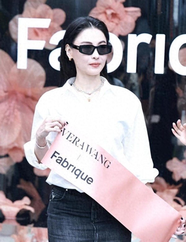 张柏芝一天连飞三地，远赴西班牙陪儿打球，以泡面充饥全程连轴转